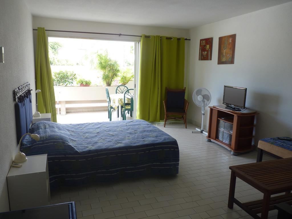 Au Meuble Des Roches Apartment Saint-Gilles-les Bains Bagian luar foto