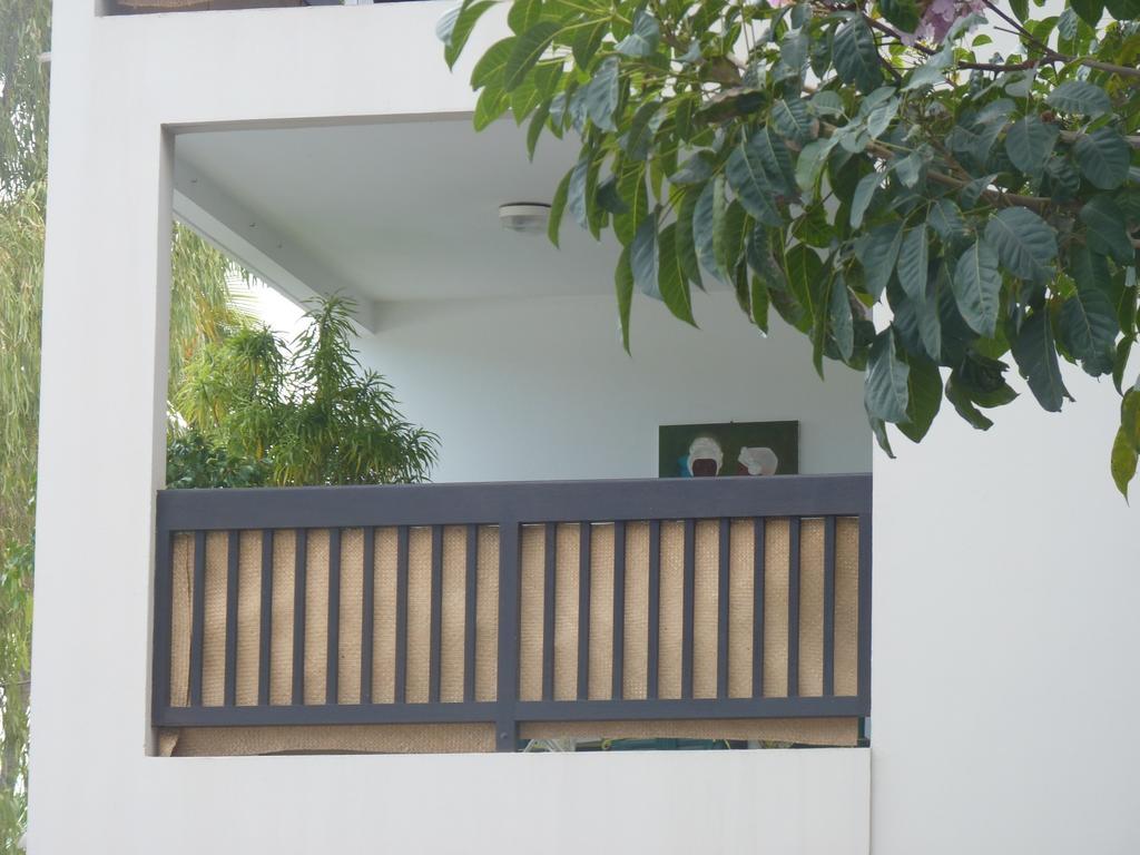 Au Meuble Des Roches Apartment Saint-Gilles-les Bains Bagian luar foto
